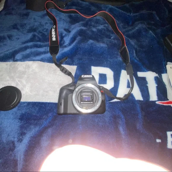 Canon Rebel SL1 kit w/ 24 megapixel, 2 options of the lenses, 2 chargers